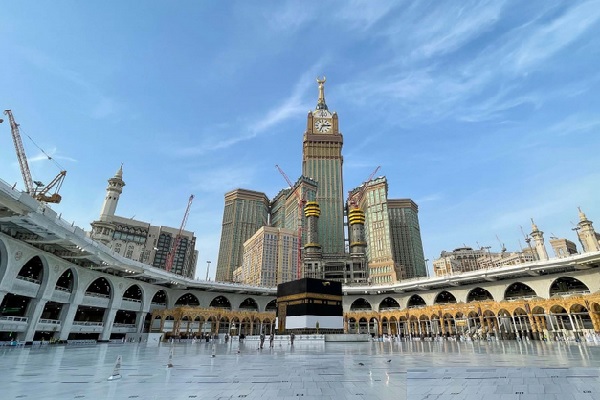 Suasana ka'bah menjelang puncak haji di Masjidil Haram, Mekah, Arab Saudi, Sabtu (17/7/2021). (Antara-Saudi Ministry of Media-Handout via Reuters)