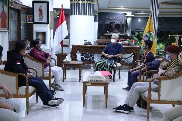 Gubernur Jateng, Ganjar Pranowo, berbincang dengan aktivis mahasiswa dari berbagai organisasi terkait penanganan Covid-19 di rumah dinasnya, Rabu (28/7/2021) malam. (Semarangpos.com-Humas Pemprov Jateng)