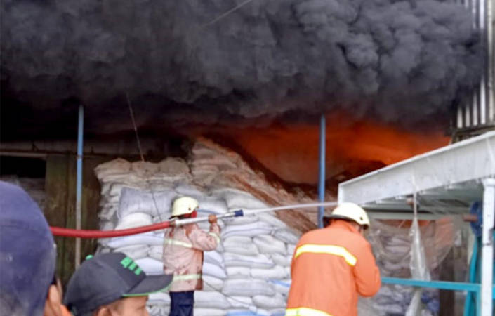 Diduga Kena Percikan Api Las, Gudang Beras Di Kedungupit Sragen Hangus Terbakar