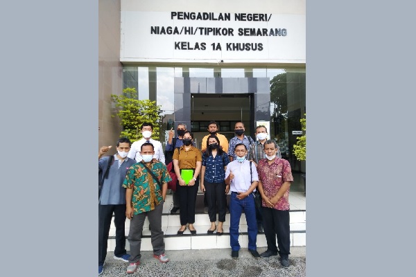 Karyawan PT Sarana Pariwara berfoto di depan Pengadilan Negeri (PN) Semarang seusai mendengar keputusan majelis hakim Pengadilan Hubungan Industrial (PHI) terkait tuntutan mereka, Kamis (29/7/2021). (Semarangpos.com-YLBHI Semarang)