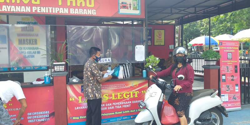 Warga mengirim makanan ke LP Kelas II B Klaten, Jumat (30/7/2021). Pengiriman selama PPKM Level 4 dibatasi, Senin-Jumat pukul 08.30 WIB-11.00 WIB. (Solopos/Ponco Suseno)