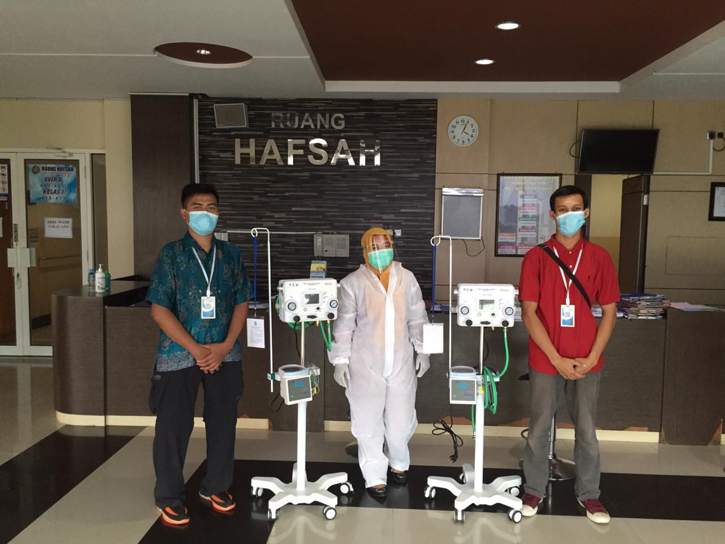 Perwakilan Djarum Foundation saat memberikan peralatan HFNC kepada RSUD Loekmono Hadi, Kudus, beberapa waktu lalu. (Semarangpos.com-Djarum Foundation)