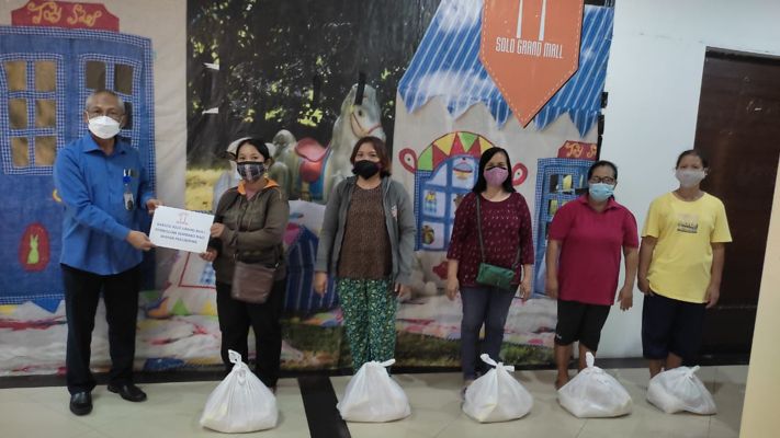 Berbagi ke Warga Sekitar, Solo Grand Mall Bagi-bagi Paket Sembako