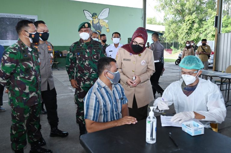 Bupati Sukoharjo, Etik Suryani, hadir dalam kegiatan vaksinasi Covid-19 di Batalyon Infanteri (Yonif) Mekanis Raider 413/Bremoro/6/2/Kostrad. (Sukoharjokab.go.id)