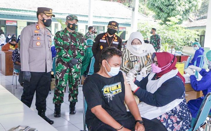 Bupati Sragen Kusdinar Untung Yuni Sukowati turut menjadi vaksinator saat vaksinasi Covid-19. (sragenkab.go.id)