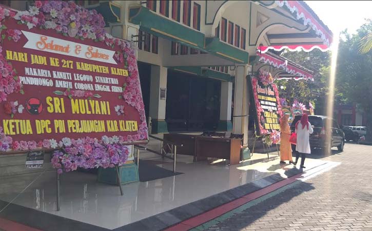 Karangan bunga ucapan HUT ke-217 Klaten dipajang di pendapa Pemkab Klaten, Rabu (28/7/2021). (Solopos-Ponco Suseno)