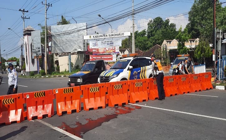 Petugas memasang barikade di Terminal Sukoharjo menuju kawasan kota kabupaten pada Jumat (9/7/2021). (Istimewa/Dishub Sukoharjo)