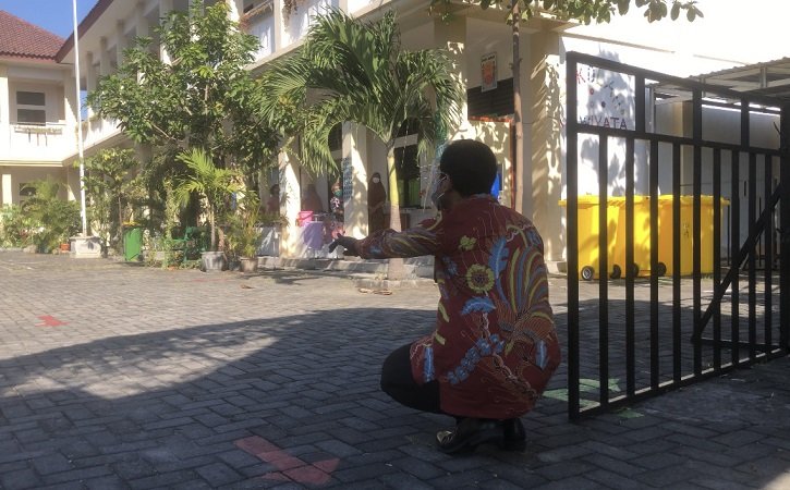 Gibran Rakabuming Raka meninjau lokasi isolasi terpusat gejala ringan di SD N Panularan, Laweyan, pada Minggu (25/7/2021) sore. (Solopos/Ichsan Kholif Rahman)