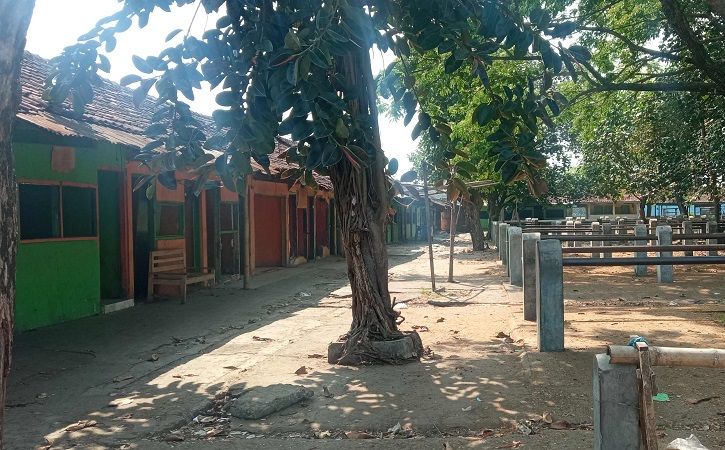 Kondisi bekas bangunan Kafe Lethong di kompleks Pasar Hewan Nglangon, Sragen, setelah dibongkar, Jumat (23/7/2021). (Solopos/Moh. Khodiq Duhri)