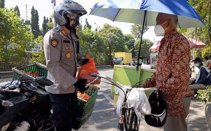 Keliling Bawa Bronjong, Kapolsek Pasar Kliwon Solo Door To Door Bagikan Paket Sembako