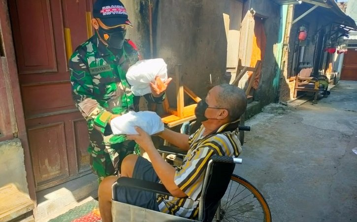 Koramil Kartasura membagikan nasi kotak berisi sayur lodeh tujuh rupa kepada warga terdampak pandemi Covid-19, Senin (26/7/2021). (Istimewa)