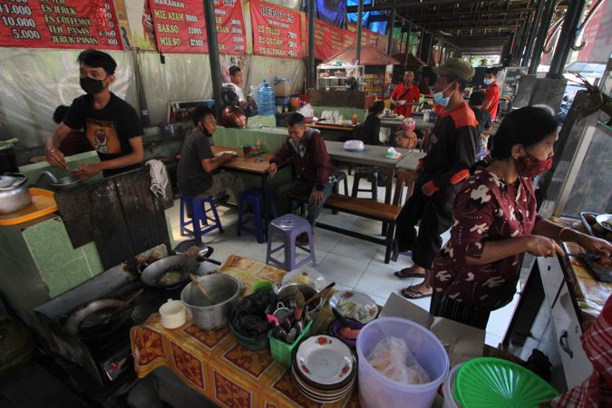 Warga menikmati kuliner saat makan di tempat lapak pedagang kaki lima (PKL) Galabo Siang, Jl. Mayor Sunaryo, Solo, Selasa (27/7/2021). (Solopos/Nicolous Irawan)