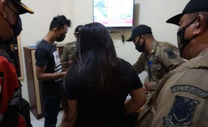 Satpol PP Kota Mojokerto mendapati pasangan mesum saat razia PPKM Darurat, Selasa (6/7/2021) malam WIB.
