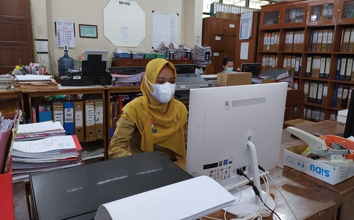 Pegawai BKD Wonogiri saat melakukan verifikasi pendaftaran CPNS dan PPPK 2021 Kabupaten Wonogiri di Kantor BKD Wonogiri, Selasa (27/7/2021). (Solopos.com/M. Aris Munandar)