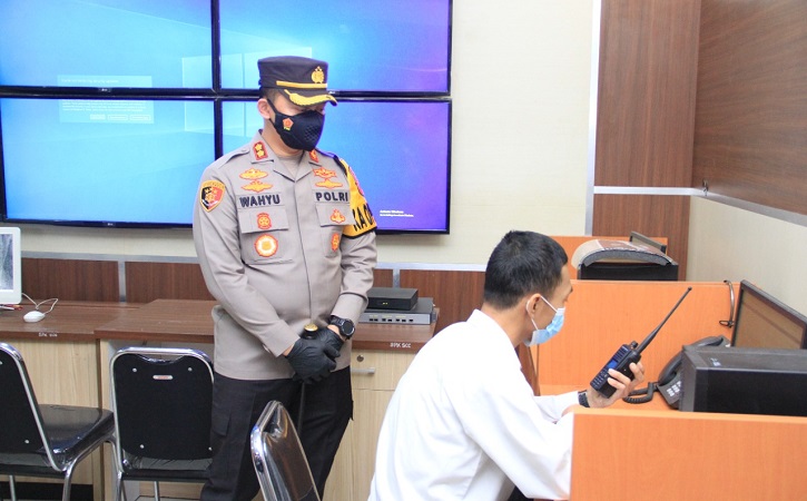 Kapolres Sukoharjo AKBP Wahyu Nugroho Setyawan saat melihat proses Damar Primas Suganda mengoperatori layanan call center hotline 110 Polres Sukoharjo pada Kamis (29/7/2021). (Solopos.com/Indah Septiyaning Wardani)