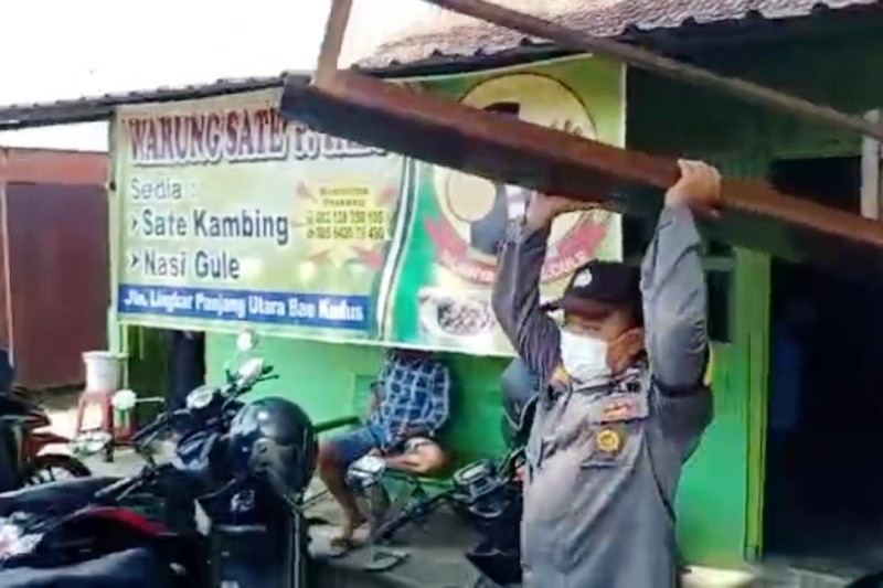 Nekat Buka Saat PPKM, Kursi Bakul di Kudus Diangkut Satgas - Vimarsana News