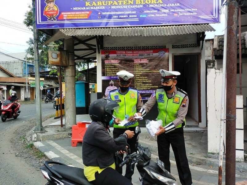 Polres Blora Edukasi Warga dengan Bagikan Masker Gratis