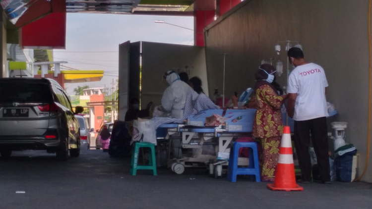Ruang Isolasi Penuh, RSUD dr. Soedono Madiun Mulai Rawat Pasien di Teras - Vimarsana News