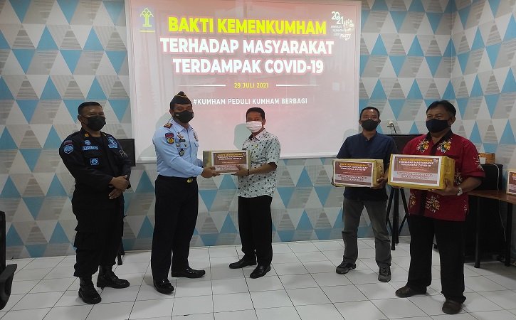 Kepala Rutan Kelas II B, Daniel Kristanto, memberikan bantuan sembako kepada warga yang terdampak dengan adanya PPKM level 4 di Rutan Kelas II B Wonogiri, Kamis (29/7/2021). (Solopos.com/M. Aris Munandar)