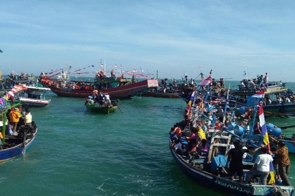 Tradisi Lomban, Perayaan Bakda Kupat Khas Jepara - Vimarsana News