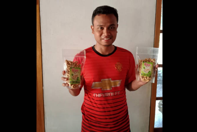 Pengusaha muda asal Wonogiri, Sigit Kuncoro, 27, menunjukkan produk kacang mete andalannya. (Istimewa)