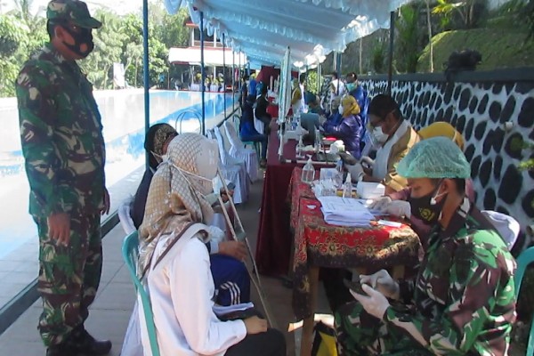 Vaksinasi dilakukan di pinggir kolam renang untuk menarik minat warga (Beritamagelang.id)