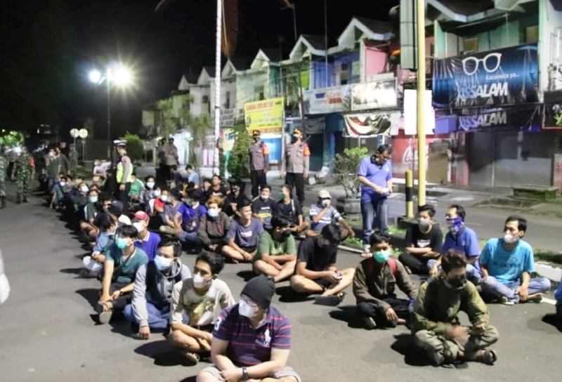 Warga Pekalongan Langgar PPKM Langsung Ikut Swab Test - Vimarsana News