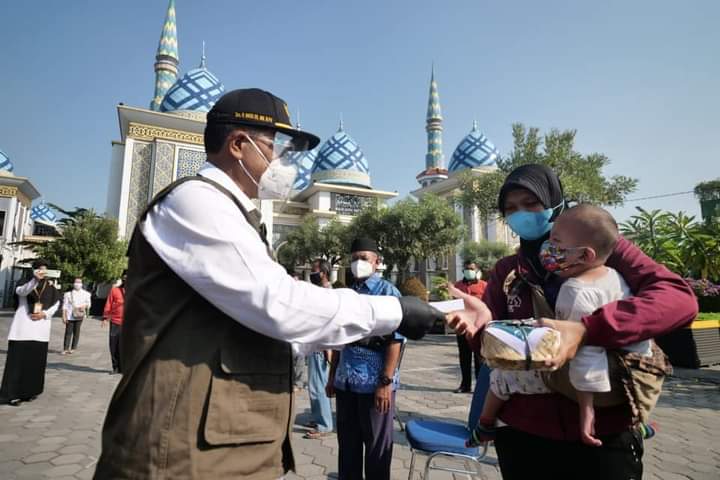 Wali Kota Madiun, Maidi, memberikan daging kurban kepada warga di halaman Masjid Agung Baitul Hakim, Rabu (21/7/2021). (Istimewa/Pemkot Madiun)
