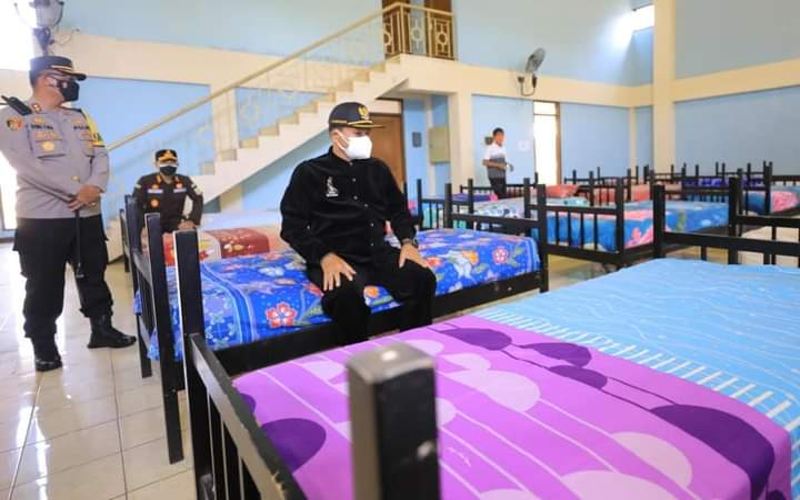 Wali Kota Madiun, Maidi, meninjau ruang perawatan pasien Covid-19 di RSL Asrama Haji, Sabtu (24/7/2021). (Istimewa/Pemkot Madiun)