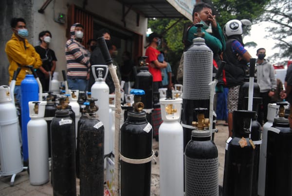 Warga mengantre isi ulang gas oksigen di agen PD Trio Sejati, Batu Tulis, Kota Bogor, Jawa Barat, Senin (19/7/2021). Antrean panjang terjadi akibat terbatasnya pasokan isi ulang gas oksigen di agen dan melonjaknya kasus Covid-19. (Antara/Arif Firmansyah)