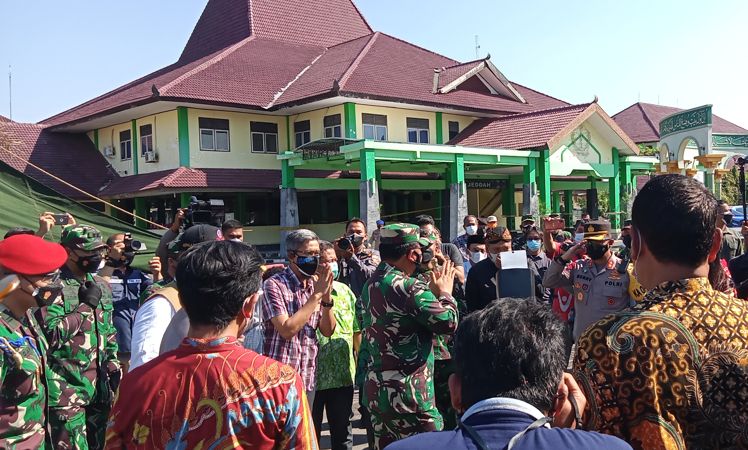 Rombongan Panglima TNI saat mengunjungi Asrama Haji Donohudan, Boyolali, Minggu (25/7/2021). (Solopos/Bayu Jatmiko Adi)