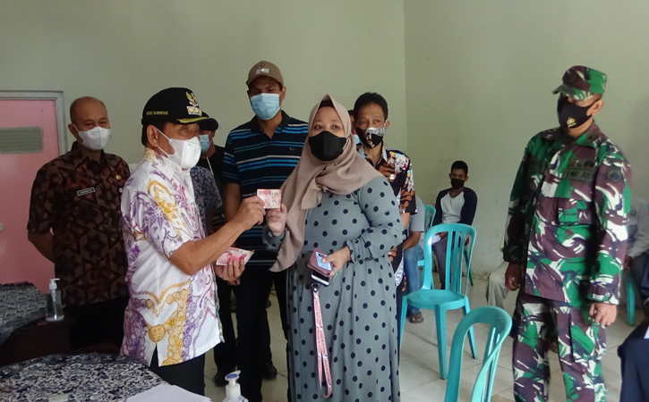 Bupati Banjarnegara, Budhi Sarwono kembali melakukan road show untuk meninjau penyaluran dana Jaring Pengaman Sosial (JPS) PPPM tahap II di Desa Rejasari, Jumat (23/7/2021). (Istimewa)