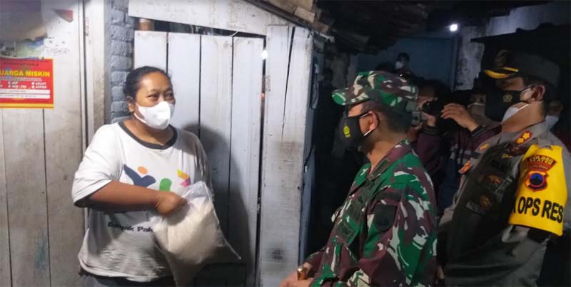 Kapolres Klaten, AKBP Edy Suranta Sitepu dan Dandim 0723/Klaten, Letkol (Inf) Joni Eko Prasetyo memberikan bantuan kepada warga Klaten Tengah, Jumat (23/7/2021) malam. (Solopos-Ponco Suseno)