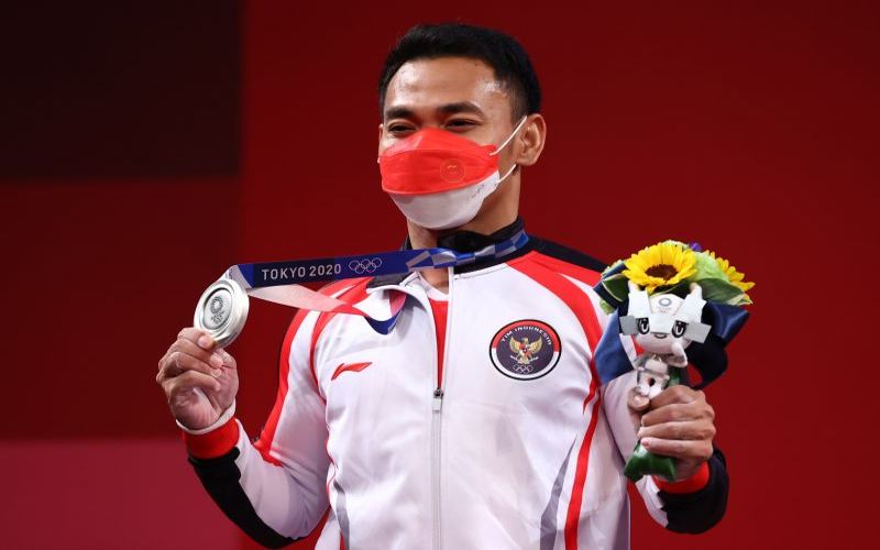 Eko Yuli Irawan meraih medali perak bagi Indonesia di Olimpiade Tokyo 2020. (REUTERS/Edgard Garrido)