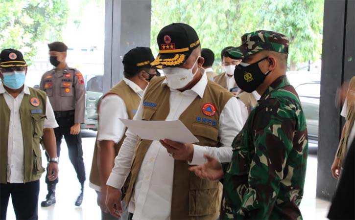 Kepala BNPB, Letjen TNI Ganip Warsito, mengecek tempat isolasi terpusat di GOR Gelarsena Klaten, Rabu (28/7/2021). (Solopos-Taufiq Sidik Prakoso)