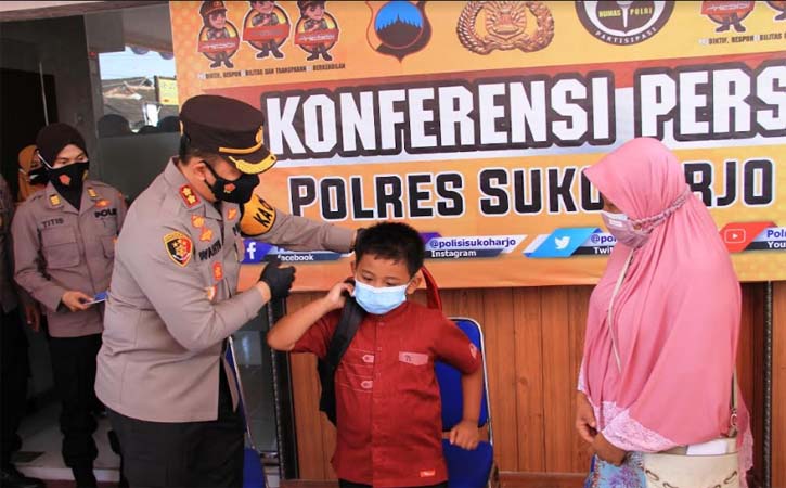 Kapolres Sukoharjo AKBP Wahyu Setyawan Nugroho memberikan peralatan sekolah untuk Azhar Al Ghifari Putra Setyawan didampingi budenya di Mapolres Sukoharjo, Selasa (27/7/2021). (Istimewa-Polres Sukoharjo)