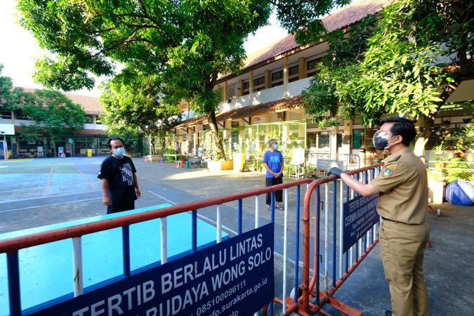 Wali Kota Solo, Gibran Rakabuming Raka (kanan) berdialog dengan warga yang menjalani isolasi terpusat di SMPN 8 Solo, Senin (26/7/2021) sore. (Istimewa/Humas Pemkot Solo)