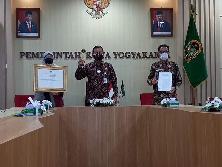 Asisten Sekda Bidang Kesejahteraan Masyarakat Kota Jogja, Sisruwadi (tengah) dan Edy Muhammad (samping kanan Sisruwadi) dalam acara penerimaan penghargaan dari KPAI secara daring di Kompleks Balai Kota Jogja, Kamis (22/7/2021). (Istimewa/Pemkot Jogja)