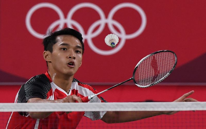 Pebulu tangkis tunggal putra Indonesia Jonatan Christie mengembalikan kok ke arah tunggal putra China Shi Yuqi dalam Olimpiade Tokyo 2020 di Musashino Forest Sport Plaza, Tokyo, Jepang, Kamis (29/7/2021). (ANTARA FOTO/Sigid Kurniawan/rwa)