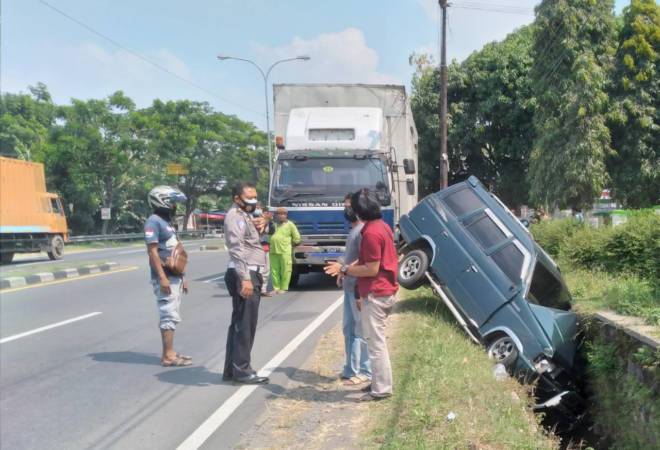 Mobil Isuzu Panther mengalami kecelakaan dan terperosok ke selokan di jalur Semarang-Solo, Teras, Boyolali, Jumat (23/7/2021). (Solopos/Bayu Jatmiko Adi)