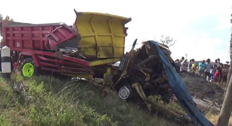 Kondisi truk dump yang tabrakan dengan truk tronton di Jalan Raya Madiun-Surabaya, Desa Bagi, Madiun, Kamis (29/7/2021). (Solopos.com/Abdul Jalil)