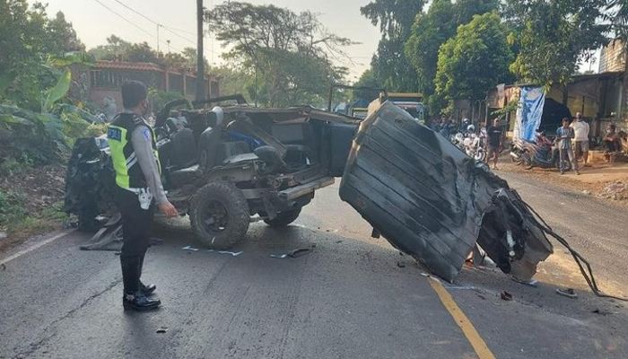 Kondisi mobil MPV setelah tabrakan dengan truk di Tuban, Jawa Timur, Minggu (18/7) sekitar pukul 15.40 WIB. (Istimewa)