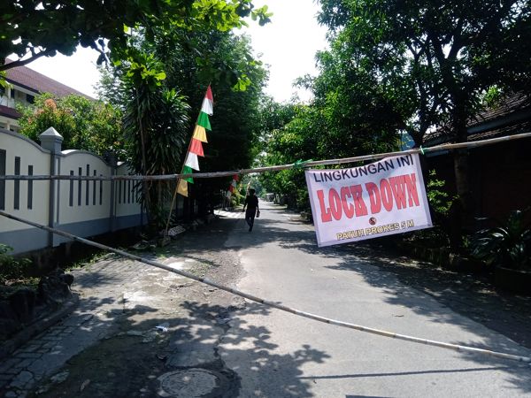 Dua batang bambu menutup akses jalan di RT 003 RT 008 Kelurahan Sondakan, Kecamatan Laweyan, Solo, Kamis (1/7/2021).