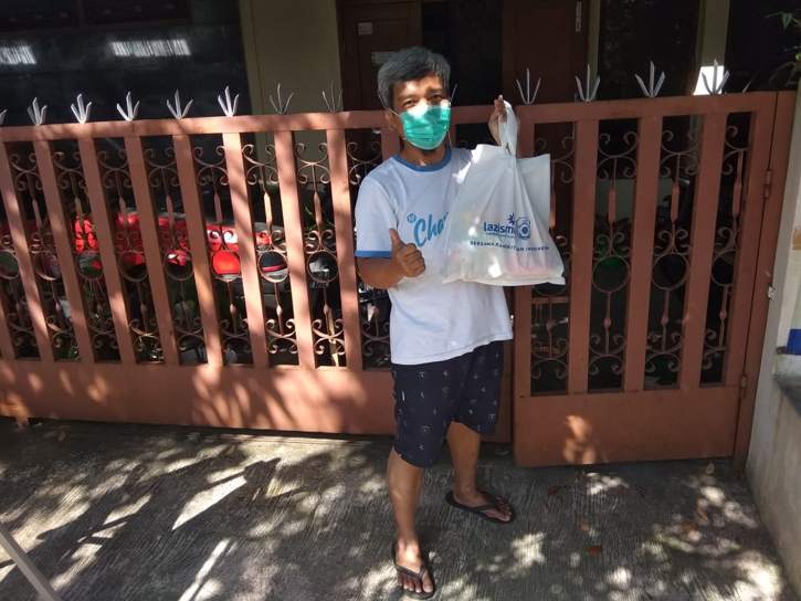 Salah satu sukarelawan mendistribusikan pangan untuk mahasiswa rantau yang menjalani isolasi mandiri di indekos di Kecamatan Laweyan, Solo. Foto diambil baru-baru ini. (Istimewa/Muhammad Isnan)