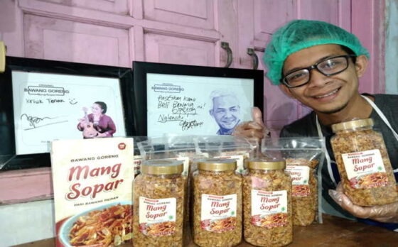 Andi Gunaryanto, 28, menunjukkan produknya bawang merah goreng kemasan, Mang Sopar. (istimewa)