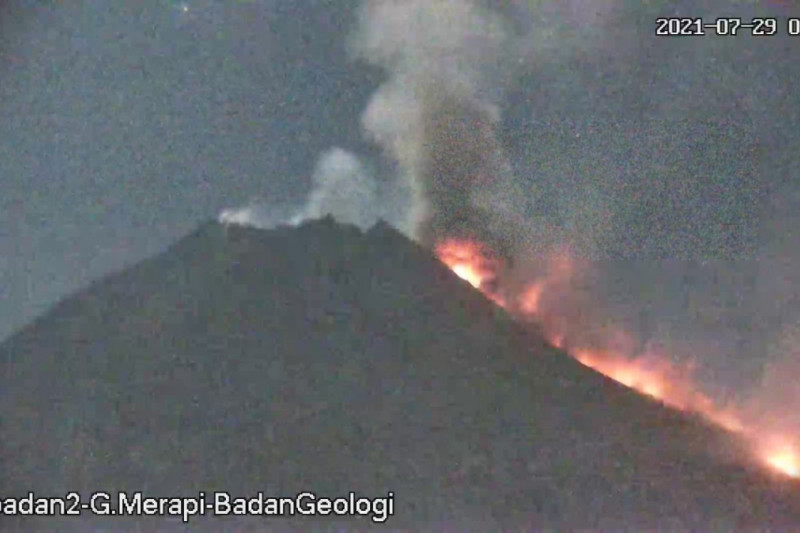 Gunung Merapi meluncurkan awan panas guguran dengan jarak luncur sejauh 2,5 kilometer (km) ke arah barat daya pada Kamis (29/7). (Antara/HO/twitter BPPTKG)