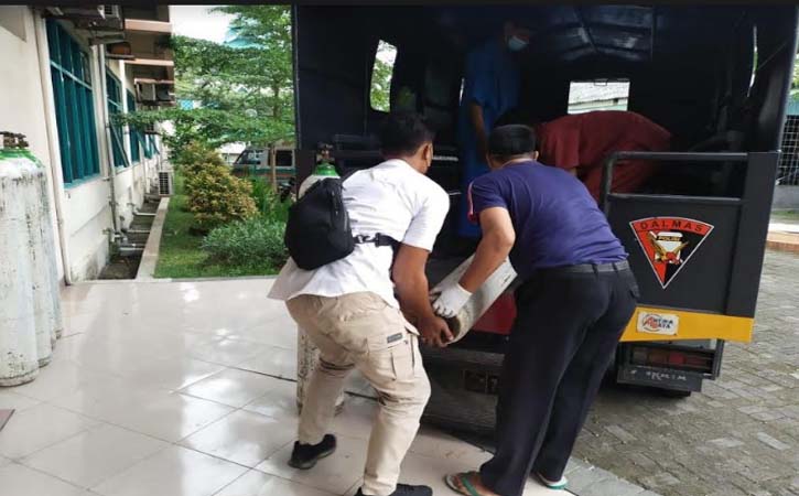 Tabung oksigen diangkut dengan truk Dalmas Polres Sukoharjo menuju rumah sakit Yarsis, Kamis (15/7/2021). (Istimewa-Polres Sukoharjo)