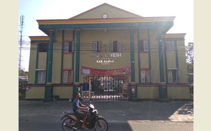 Pengendara melintas di depan Pasar Wedi, Klaten, Kamis (29/7/2021). (Solopos-Ponco Suseno)