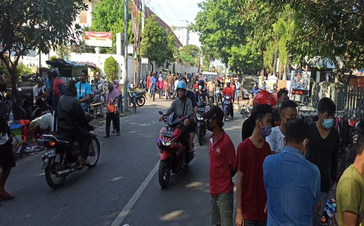 Hari ke-2 PPKM Darurat, Pasar Klitikan Solo Tetap Ramai - Vimarsana News
