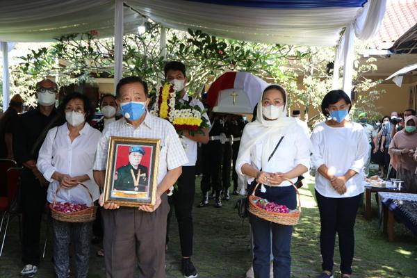 Prosesi pemakaman Soegeng Boedhiarto, pejuang kemerdekaan RI, sekaligus ayahanda Bupati Banjarnegara Budhi Sarwono, Sabtu (17/7/2021). (Istimewa)